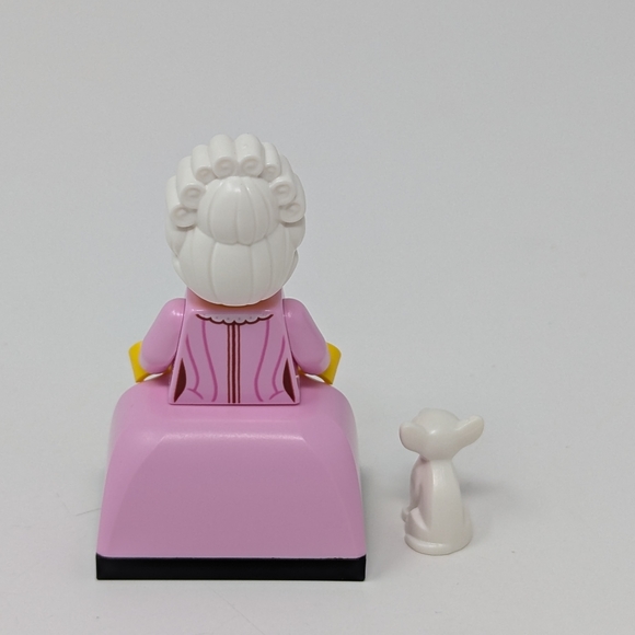 Lego Minifigure Rococo Aristocrat Dog - Picture 2 of 2